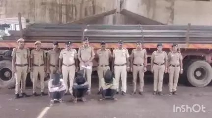 चिपळुण: सावर्डे महावितरण सब स्टेशनचे लाखो रुपये किंमतीचे चोरीस गेलेले 450 लोखंडी इलेक्ट्रीक पोलसह तिघांना अटक