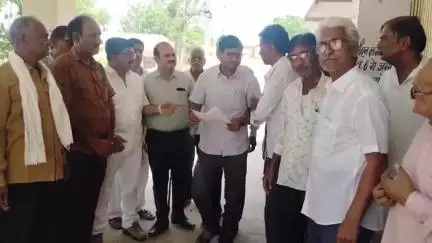 नवलगढ़: मुकुंदगढ़ में ग्रामीणों ने स्मार्ट मीटर लगाए जाने का किया विरोध, सहायक अभियंता को विद्युत मंत्री के नाम सौंपा ज्ञापन