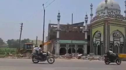 संभल जिले में सड़क पर बने मस्जिद और दरगाह के ज्यादा (अवैध) हिस्से को आज मुतवल्ली द्वारा खुद ही बुलडोजर से ढहाया जा रहा ह
