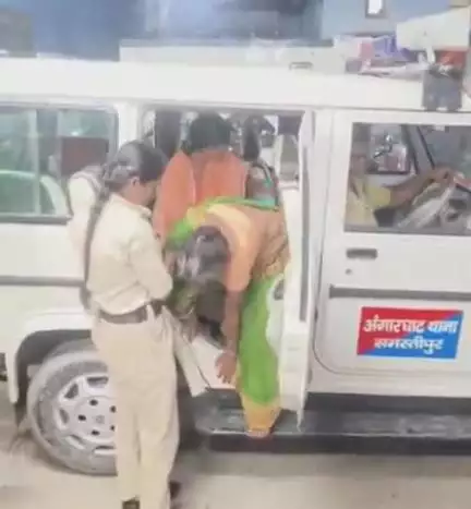 उजियारपुर: बेटा जेल में बंद, अंगार घाट थाना पुलिस ने माँ को शराब और आर्म्स रखने के आरोप में किया गिरफ्तार