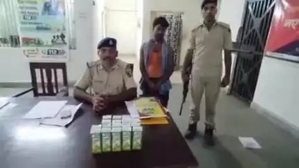 दुर्गावती: धड़हर गांव से 18 पीस देशी शराब के साथ दुर्गावती पुलिस ने एक धंधेबाज को किया गिरफ्तार