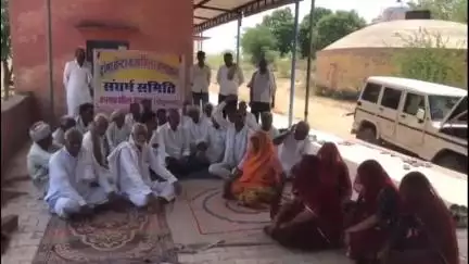 श्रीडूंगरगढ़: श्रीडूंगरगढ़ कस्बे के अनेक गांवों में ट्रॉमा सेंटर के निर्माण की मांग को लेकर लगाया गया एक दिवसीय धरना