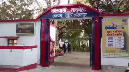 तालबेहट: खांदी के गडलयाने में दो पक्षों के बीच किसी बात को लेकर विवाद, हुआ भारी बवाल, उच्चाधिकारी सहित भारी पुलिस फोर्स मौजूद