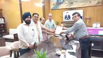 अनूपगढ़: अनूपगढ़ रेलवे स्टेशन पर अमृत भारत स्टेशन योजना शुरू करने की मांग को लेकर रेल विकास समिति ने डीआरएम को सौंपा ज्ञापन