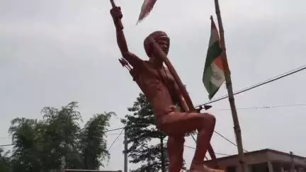 पेशरार: बिरसाचौक में भगवान बिरसा मुंडा की पुण्यतिथि पर अंचल अधिकारी व जिला परिषद सदस्य ने प्रतिमा पर माल्यार्पण किया