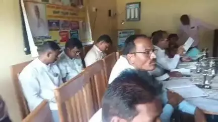 ದಾಂಡೇಲಿ: ಕೋಗಿಲಬನ ಮತ್ತು ಅಂಬಿಕಾನಗರದಲಿ ಪಂಚ ಗ್ಯಾರಂಟಿ ಯೋಜನೆಯ ಪ್ರಗತಿ ಪರಿಶೀಲನಾ ಸಭೆ ಮತ್ತು ಮನೆ ಭೇಟಿ ಕಾರ್ಯಕ್ರಮ