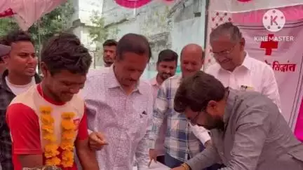 छिंदवाड़ा नगर: छिंदवाड़ा सांसद विवेक बंटी साहू ने जिला अस्पताल में जन औषधि केंद्र पर दवाइयाँ वितरित कीं