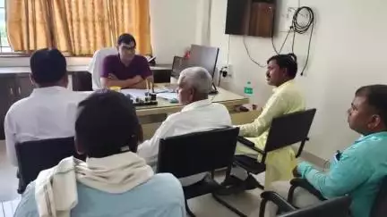 गिद्धौर: गिद्धौर प्रखंड कार्यालय में राजनीतिक दलों के साथ बैठक हुई