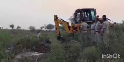 खुसरूपुर: खुसरूपुर पुलिस ने कयामपुर गांव में छापा मारकर भारी मात्रा में देसी शराब जेसीबी से नष्ट की