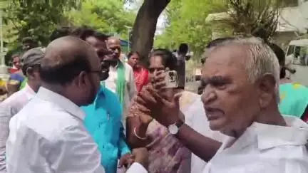 திருவள்ளூர்: ஆட்சியரிடத்தில் வேளகாபுரத்தில் சுடுகாடு அமைப்பது தொடர்பாக மனு அளிக்க வந்த இருதரப்பினர் இடையே வாக்குவாதம்