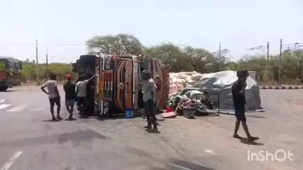 गुना नगर: सिलीगुड़ी से चाय पत्ती लेकर अहमदाबाद जा रहा ट्राला गुना बाईपास पर पलटा, चालक बाल-बाल बचा
