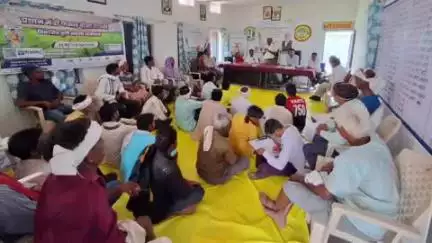 बैतूल: किसानों को खरीफ फसलों का उत्पादन बढ़ाने के लिए ग्राम पंचायतों में बीज उपचार व प्राकृतिक खेती अपनाने की सलाह