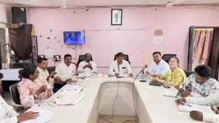 जनपद पंचायत सभाकक्ष में जिला शिक्षा अधिकारी ने संकुल समन्वयक और प्राचार्यों की बैठक ली