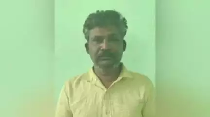 தென்காசி: அருவியில் நீராடுபவர்களிடம் தங்கச் சங்கிலி பறிப்பில் ஈடுபட்ட இரண்டு நபர்கள் கைது செய்யப்பட்டனர்