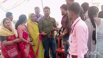 बिछिया: राष्ट्रीय अध्यक्ष एस.के. ठाकुर ने सांगवा में पंचायत शिक्षिका को सिलाई मशीन वितरित की