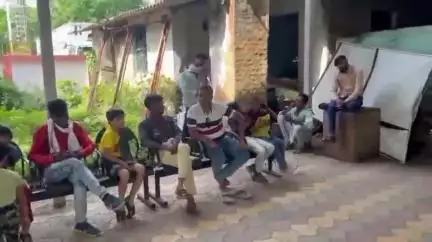 खातेगांव: खातेगांव में आधार सेंटर की कमी से लोग परेशान, सोमवार को भी बड़ी संख्या में पहुंचे लोग