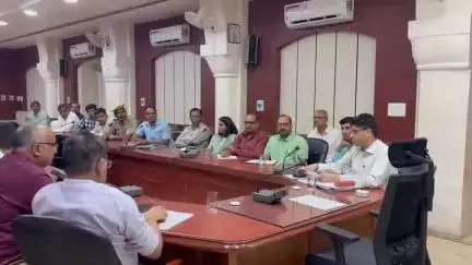बीकानेर: कलेक्ट्रेट सभागार में मानसून पूर्व तैयारियों को लेकर एडीएम प्रशासन ने सभी संबंधित विभागों की बैठक ली