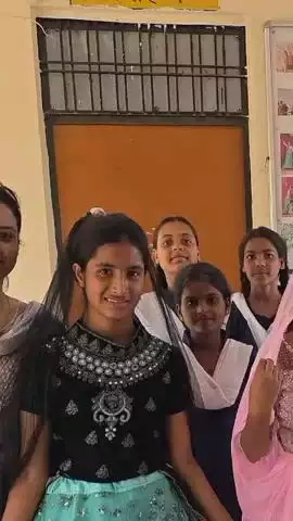 मोहनलालगंज: राजकीय हाईस्कूल मस्तेमऊ में कुसुम वर्मा कल्चर दीदी की मौजूदगी में छात्राओं को लोकगीत और लोकनृत्य की ट्रेनिंग दी गई