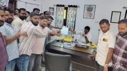 मावली: मांगथला गांव के ग्रामीणों ने गंधर्व सागर तालाब में निर्माण कार्य का विरोध करते हुए उपखंड अधिकारी को सौंपा ज्ञापन