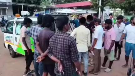 மேட்டூர்: மேட்டூர் அருகே சுற்றுலா வேன் மீது இருசக்கர வாகனம் மோதி இரண்டு இளைஞர்கள் சம்பவ இடத்திலே பலி .போலீசார் விசாரணை