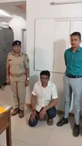 વડોદરા ઉત્તર: રહેણાંક જગ્યામાં આગ લગાડી મારી નાખવાની ધમકી આપી ભોગબનારને નુકશાન પહોંચડનાર ગોરવા વિસ્તાર માંથી ઝડપાયો.