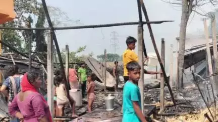 पोठिया: मस्जिद बस्ती झाड़बारी में भीषण आग से कई घर जलकर राख, कड़ी मशक्कत के बाद आग पर पाया गया काबू