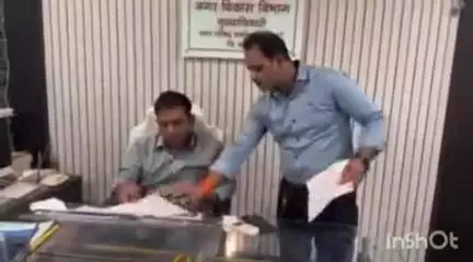 कळमेश्वर: नगरपरिषद कार्यालय कळमेश्वर येथे शिवसेनेचे ब्रिजलाल रघुवंशी यांनी केली मुख्याधिकाऱ्यांशी चर्चा