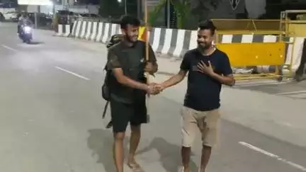 দাংতল ৰাজহ চক্ৰ: পদ যাত্ৰাৰে ভাৰত ভ্ৰমণৰ বাবে শ্ৰীভূমিৰ পৰা পদ যাত্ৰা কৰি চাপাগুৰিত উপস্থিত পল্লব দেব নামৰ এজন যুৱক