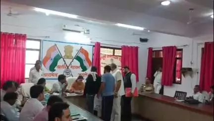 महावन: महावन तहसील में समाधान दिवस में पहुंचे पूर्व विधायक राजकुमार रावत ने शिकायतों पर लगाया लापरवाही का आरोप