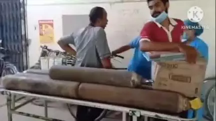 রায়গঞ্জ: রায়গঞ্জ মেডিকেলে চিকিৎসা সরঞ্জাম এখনও যাচ্ছে ট্রলিতে, বিষয় উর্ধতন কর্তৃপক্ষকে জানানো হবে জানালেন এ্যসিসটেন্ট সুপার