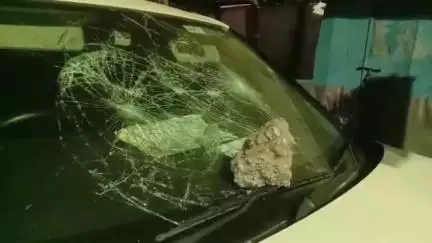 কোচবিহার ১: কোচবিহার শহরের দাস ব্রাদার্স মোড়ে গাড়ি ভাঙচুর, চাঞ্চল্য গোটা এলাকায়, ঘটনাস্থলে কোতোয়ালি থানার পুলিশ