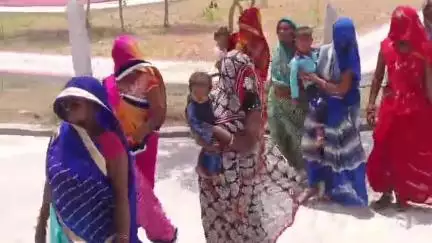 मड़ावरा: पिसनारी गाँव की एक दर्जन महिलाओं ने लगाया देशी शराब के दुकानदार पर गाली गलौच करने का आरोप #jansamasya
