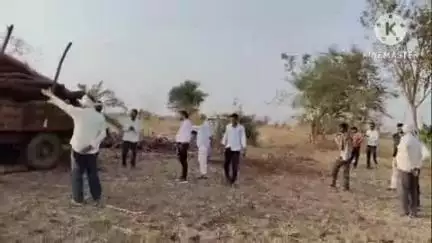 खुरई: भरछा गांव में राजस्व विभाग ने हनुमान जी मंदिर की जमीन से अतिक्रमण हटाया, दबंग का कई सालों से था कब्जा