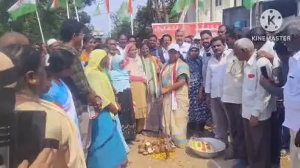 సత్తుపల్లి: ఇందిరమ్మ ఇండ్ల శంకుస్థాపన భూమి పూజ కార్యక్రమం లో పాల్గొన్న సత్తుపల్లి ఎమ్మెల్యే మట్ట రాగమయి