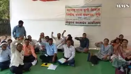 वर्धा: कृषी विभागातील लिपिक संवर्गीय कर्मचाऱ्यांचे जिल्हा कृषी अधिकारी कार्यालय समोर बेमुदत काम बंद आंदोलन