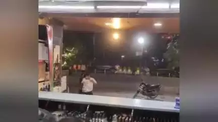 जबलपुर: बेखौफ बदमाशों ने शराब की दुकान पर पत्थरों से किया हमला, पुलिस कर रही जांच