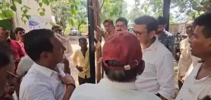 शहादा: शहादा ग्रामीण भागात तब्बल ८०- ८२ तास वीजपुरवठा खंडित असल्याने शेतकरी हैराण उपकेंद्रावर आंदोलन #Jansamasya