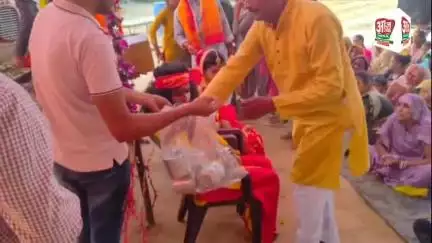 छिबरामऊ के रकरा गांव में चल रही भागवत कथा में पहुंचे समाज सेवी ने शास्त्री व कलाकारों का किया सम्मान