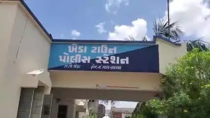 ખેડા: રઢુ પાસે ટેન્કર ચાલેકે અડફેટે લેતા કાકા ભત્રીજો ઈજાગ્રસ્ત થયા, પોલીસે કાર્યવાહી હાથ ધરી.