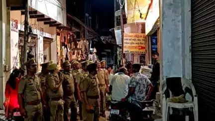 महावन: राया क्षेत्र में अपराधों पर अंकुश के लिए पुलिस ने बाजार में किया पैदल फ्लैग मार्च, व्यापारियों से CCTV लगाने का अनुरोध