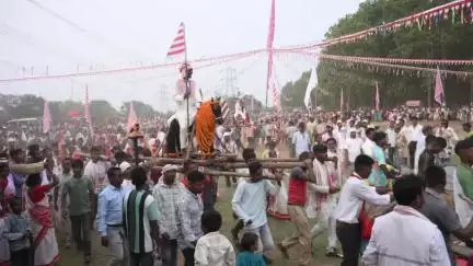 मांडर: कृषि मंत्री शिल्पी नेहा तिर्की कुंबाटोली में सात पड़हा जतरा में शामिल हुईं