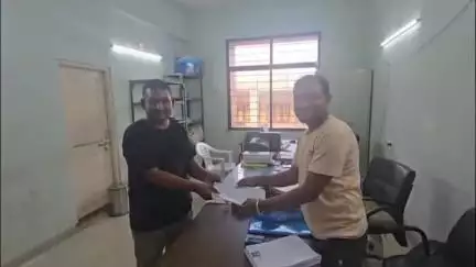 ઝાલોદ: કાળી મહુડીના જાગૃત નાગરિક દ્વારા ખોટા વ્યક્તિ દ્વારા કાવતરુ રચી ફોર્મ ભર્યાની તપાસ કરવા ચૂંટણી અધિકારીને લેખિત રજૂઆત કરી
