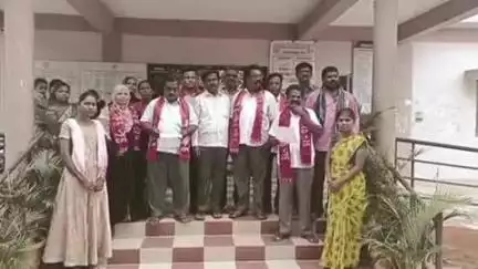 గుంతకల్లు: గుత్తి పట్టణంలోని తహసీల్దార్ కార్యాలయం ఎదుట రైతు సమస్యలు పరిష్కరించాలని సీపీఐ ఆధ్వర్యంలో నిరసన