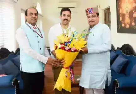 शिमला शहरी: लोक निर्माण मंत्री विक्रमादित्य सिंह ने नई दिल्ली में केंद्रीय भूतल परिवहन मंत्री नितिन गडकरी से की भेंट
