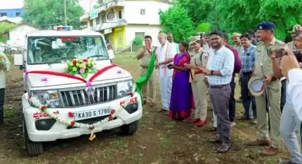 ಯಲ್ಲಾಪುರ: ಕಿರವತ್ತಿಯಲ್ಲಿ ಪೊಲೀಸ್ ಇಲಾಖೆಗೆ ಬೊಲೆರೋ ವಾಹನ ಹಸ್ತಾಂತರಿಸಿದ ಶಾಸಕ ಶಿವರಾಮ್ ಹೆಬ್ಬಾರ್