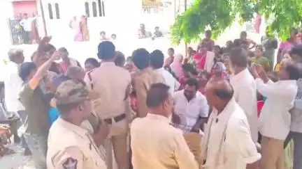 ఉదయగిరి: నర్రవాడలో ఉపాధి హామీ పథకంలో అవినీతి జరిగిందని విచారణకు వచ్చిన ఆధికారుల సమక్షంలో తోపులాటకు దిగిన ఇరు వర్గాలు