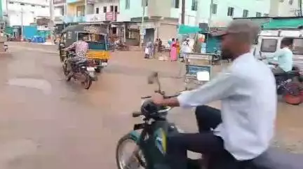 నారాయణ్​ఖేడ్: పట్టణంలోని శివాజీ చౌరస్తా వద్ద ప్రమాదకరంగా మారిన రహదారి, మరమ్మతులు చేయాలని కోరుతున్న స్థానికులు #localissue