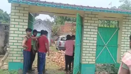 कलियासोल: सिंहपुर बस्ती में ईदगाह के समीप घर का दीवार भर भर कर गिरा हैवी ब्लास्टिंग बनी जन समस्या#jansamasya
