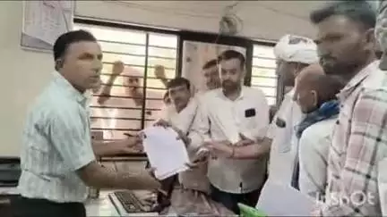 દિયોદર: ઓઢા ગામે સરપંચ પદ માટે ત્રણ ફોર્મ ભરાયાં જ્યારે વોર્ડ નંબર 7 માટે કાગળો તૈયાર ન થતા ખાલી રહ્યો