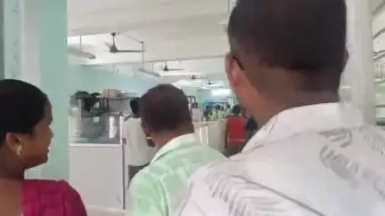 গোসাবা: বিদ্যুৎ বিভ্রাটের জেরে গোসাবায় বিদ্যুৎ দফতরের অফিসে স্থানীয়দের বিক্ষোভ সোমবার সকালে
#jansamasya